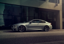 银色宝马M4轿车