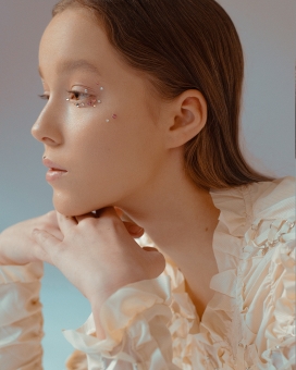 荧光片眼影女郎