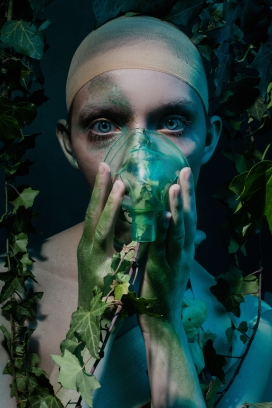 彩绘的呼吸女郎