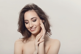 露齿微笑的乱发美女