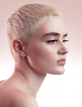 Nargis Magazine-短金发美女