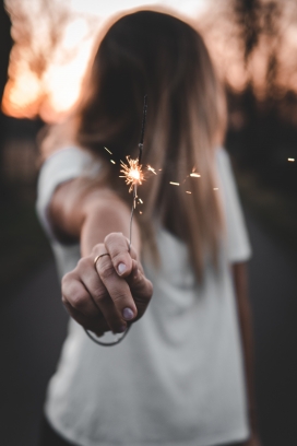 放烟花的金发美女