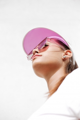 戴鸭舌帽的女子