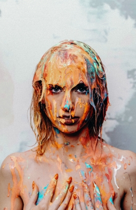 头上破满水粉油墨的女子