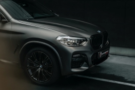 灰色钛金宝马汽车