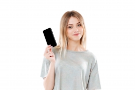 手拿智能手机的金发姑娘