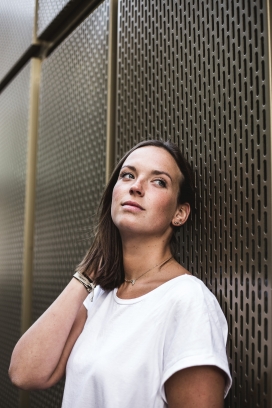 靠在铜制墙壁上的美女