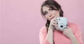 手握数码相机准备拍照的美女