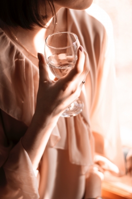 手拿酒杯的美女