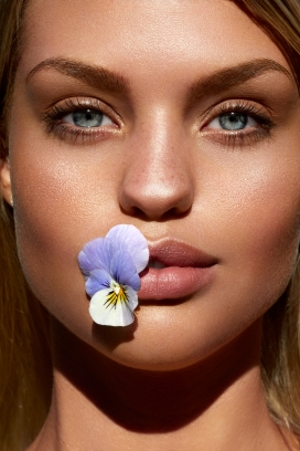 被太阳亲吻的美女