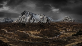 乌云交加的雪山山路