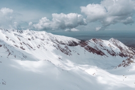 白皑皑的雪山山峰美景图