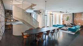 增加了弯曲穿孔钢楼梯的布鲁克林公寓