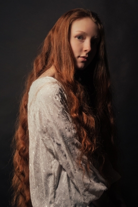 马尾卷长发美女