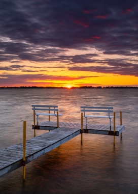 夕阳下的湖面观景台