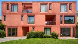 墨西哥550平米的红色混凝土别墅