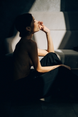 沙发上思考的女郎