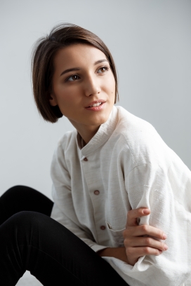 成熟的短发秀女