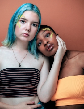 蓝发彩妆姐妹