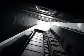 仰拍的黑白建筑图