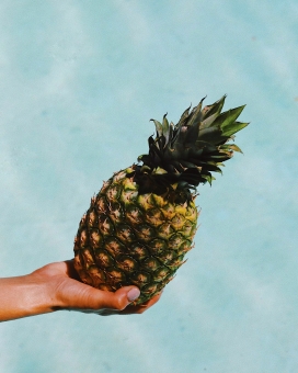 手拿凤梨图