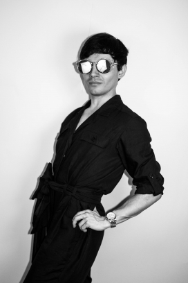 俏皮的墨镜男黑白人像