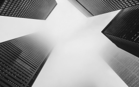 仰拍的写字楼高空图