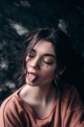 吐舌头的欧美女子