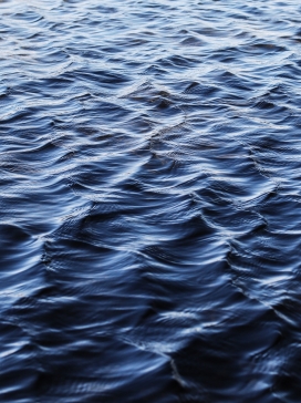 深蓝的海水涟漪图