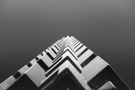 仰拍的建筑黑白图