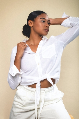 抚摸秀发的非洲白衣女郎