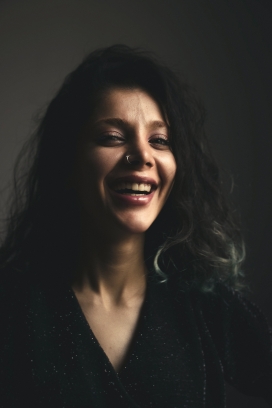 开心的鼻环女郎