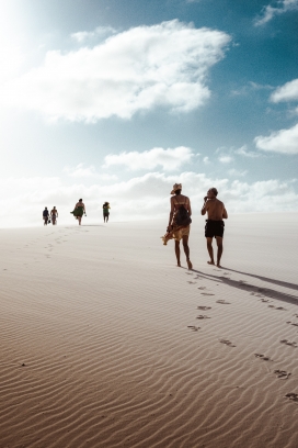 行走在沙漠中的旅行者