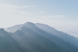 阳光下的山峰