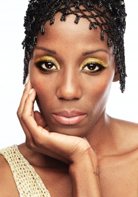 头戴装饰的非洲美女