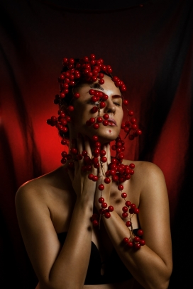 脸部挂满车厘子的女郎