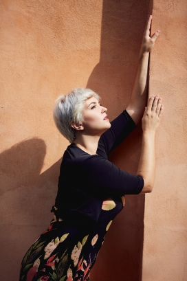 抚摸墙壁的短发美女