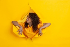 冲出纸张的非洲卷发眼镜女郎