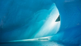 蓝色冰川洞穴