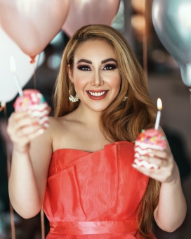 手捧生日蜡烛的金发美女