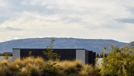 黑色百叶窗和混凝土墙掩藏的新西兰Te Pakeke度假屋