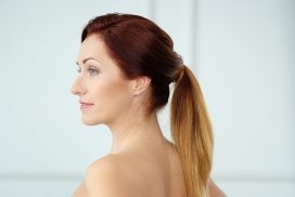 欧美金发女郎侧面写真