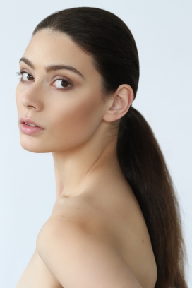 侧回头的黑发女子