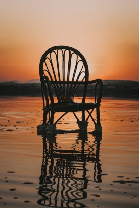 夕阳湖面上的椅子