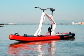 充气式划水板的自行车