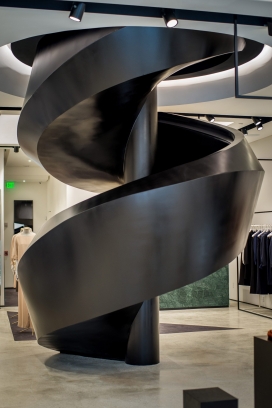 黑色螺旋楼梯蜿蜒穿过迈阿密设计区的约瑟夫商店