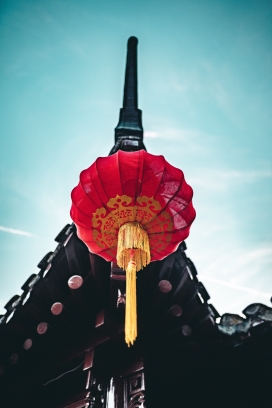 中式鼓楼的红灯笼