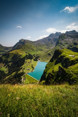 绿色山丘中的蓝湖
