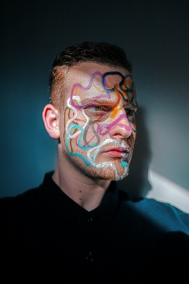 彩绘彩脸男