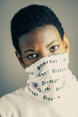 戴口罩的非洲短发女子